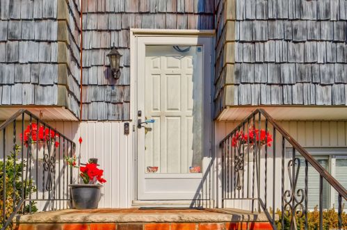 253 Montgomery Ave, Babylon, NY 11704-4907