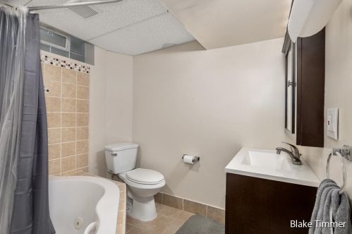 1525 Berkshire Dr, Grand Rapids MI 49508-1423 exterior