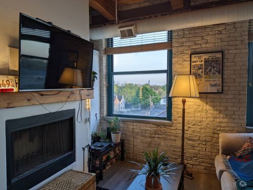 4745 Ravenswood Ave, Chicago IL  60640-4450 exterior