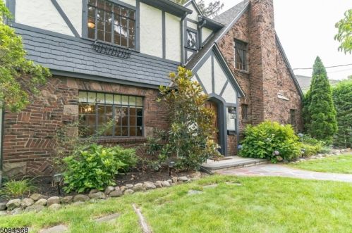 30 Undercliff Ter, Town Center, NJ 07052-3930