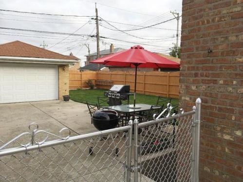 8639 Tripp Ave, Chicago IL 60652-2247 exterior