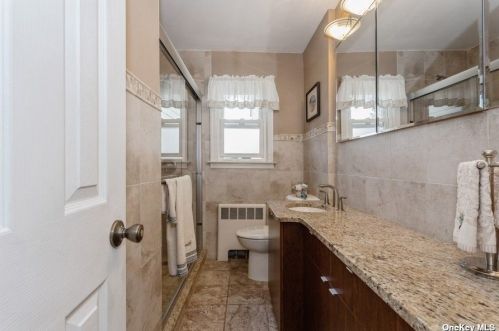 14 Lydia St, Valley Stream NY 11580-2714 exterior