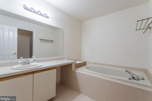 1310 Foxmeadow Dr, Limerick PA 19468-1556 exterior