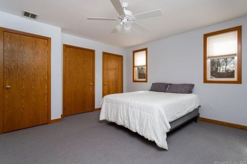 19 Green Field Ln, North Haven CT 06473-4039 exterior