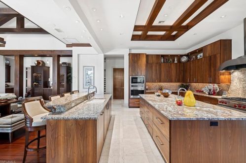 655 Bougainvillea Rd, Naples FL 34102-5545 exterior