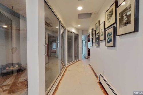 25 Sparrowbush Rd, Upper Saddle River NJ 07458-1420 exterior