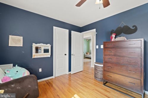 5608 Helmsdale Ln, Alexandria VA 22315-4137 exterior