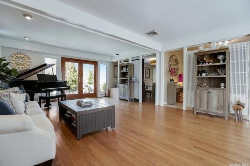 69 Kendrick Ln, Huntington Station NY 11746-7829 exterior