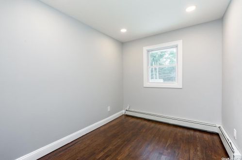 8 Fernwood Dr, Commack NY  11725-4714 exterior