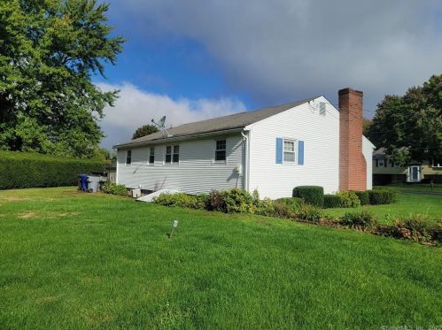 14 Stardust Dr, Enfield, CT 06082-5728