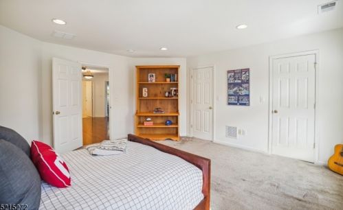 31 Baxter Ln, Town Center NJ 07052-1430 exterior