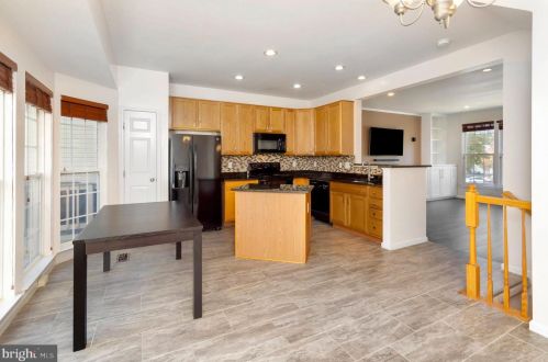 8235 Lamberts Ln, Alexandria VA  22309-3658 exterior