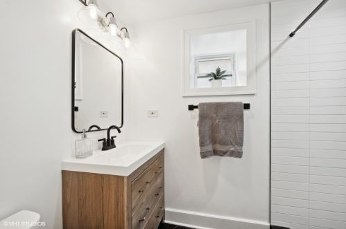 2455 Winona St, Chicago IL 60625-2504 exterior