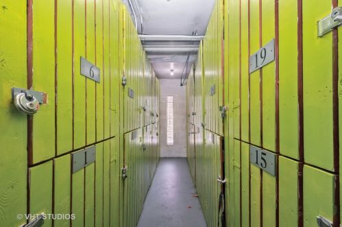 530 Barry Ave, Chicago IL  60657-5417 exterior