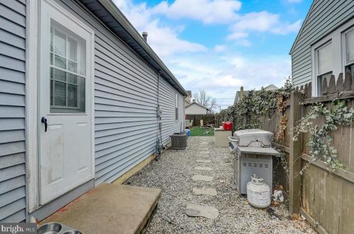 521 Riv Dr, Camden NJ 08110-2917 exterior