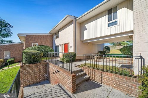 5537 Burnside Dr, Rockville, MD 20853-2457