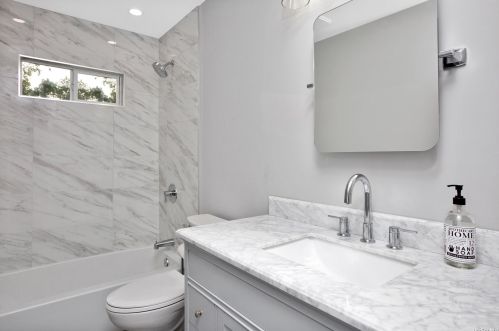 27 Larry Dr, Commack NY 11725-3327 exterior