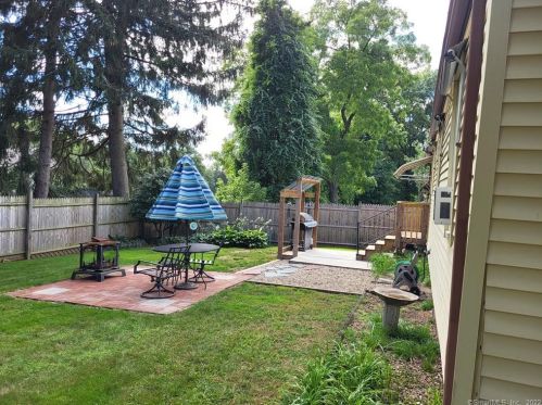 8 Green Valley Dr, Enfield CT 06082-4910 exterior