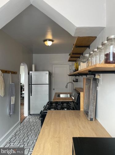 6131 Erdrick St, Philadelphia PA 19135-3516 exterior