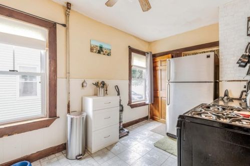 4 Walnut St, Taunton MA 02780-4255 exterior