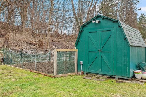 222 Meadowdell Dr, Pittsburgh PA  15227-4018 exterior