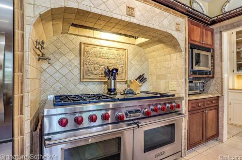 2703 Pointe Tremble Rd, Algonac MI 48001-4255 exterior