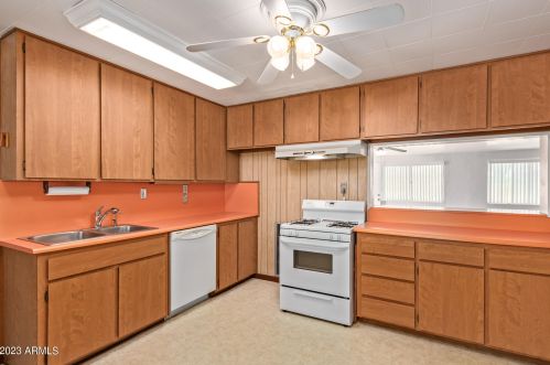 8301 28th Dr, Phoenix AZ 85051-8464 exterior