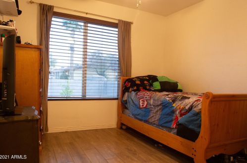 1818 50 Dr, Phoenix AZ 85031-1324 exterior