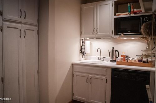 4206 Lk Frst Dr, Kalamazoo MI 49008-3309 exterior