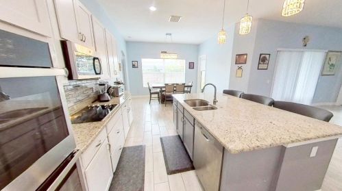 898 Curtis St, Fort Pierce FL 34983-1935 exterior