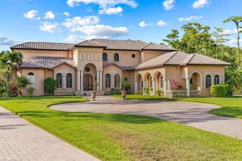 3645 7th Ave, Naples, FL 34117-4149