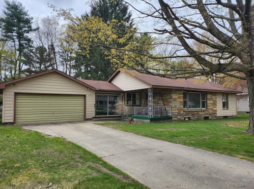 2071 Virginia Dr, Meskegon, MI 49444-4419