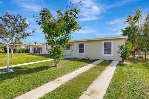 160 Princess Dr, Fort Pierce FL  34952-2336 exterior