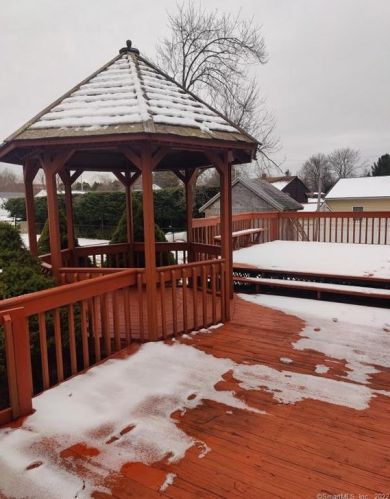 27 Kingsland Ave, Wallingford, CT 06492-3926