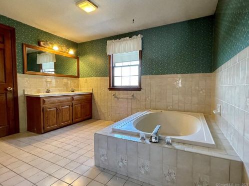 254 Jobs Hl Rd, Ellington CT 06029-2209 exterior