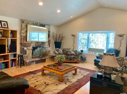 8672 Aspen Way, Sandy UT 84093-1827 exterior