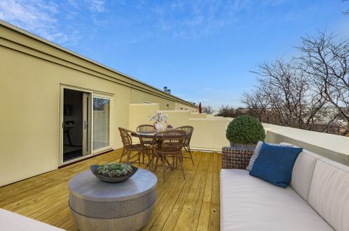 2246 Lakewood Ave, Chicago IL 60614-3629 exterior