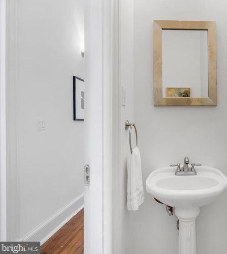 2141 N St, Washington DC 20005-5202 exterior