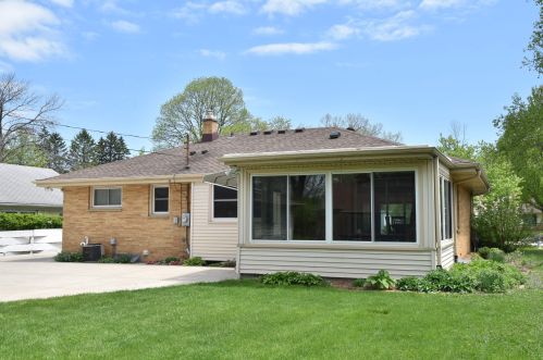 7535 Seneca Rd, Milwaukee WI 53217-3142 exterior