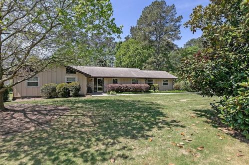 2347 Amber Woods Dr, Lithonia, GA 30078-6135