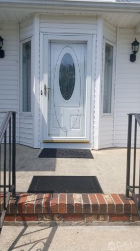 61 Princess Dr, New Brunswick NJ  08902-4104 exterior