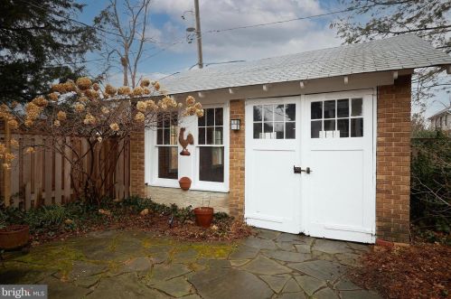 105 Masonic Vw Ave, Alexandria VA 22301-2203 exterior