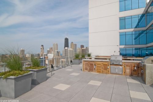 303 Ohio St, Chicago IL  60654-7963 exterior