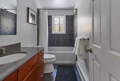 20 Old Post Rd, Red Hook NY 12571-2219 exterior