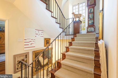 42 Bells Ml Rd, Philadelphia PA 19128-1007 exterior