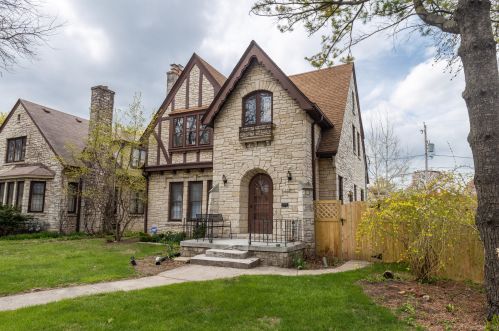 5644 Roosevelt Dr, Milwaukee, WI 53216-3154