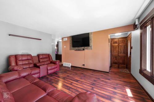 10839 Avenue, Chicago, IL 60617-6749