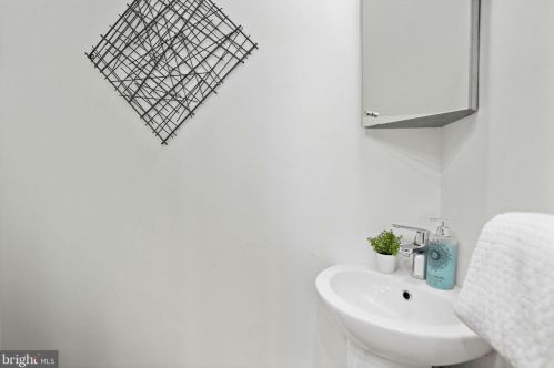 1306 Emerald St, Washington DC 20002-5432 exterior