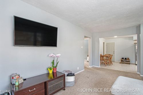 1004 Oakcrest St, Wyoming MI exterior