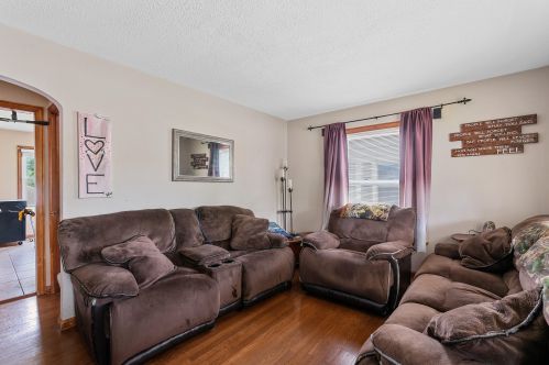 8128 Lisbon Ave, Milwaukee, WI 53222-3827